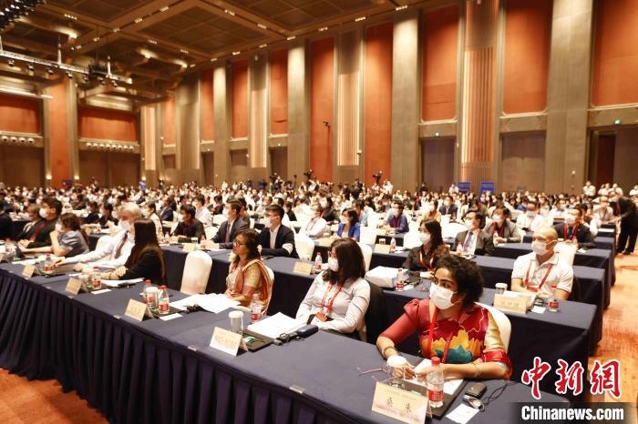 500余名專家學(xué)者、嘉賓代表以線上線下方式參加開幕式?！∈⒓样i 攝