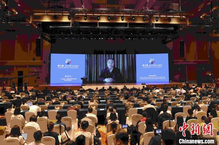 中國工程院院士、“人民英雄”國家榮譽稱號獲得者張伯禮通過視頻發(fā)表主旨演講?！∈⒓样i 攝