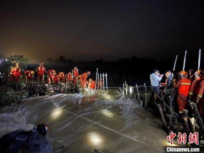 消防員分成左右兩路，同時發(fā)起決口封堵總攻?！￠Z旭輝 攝