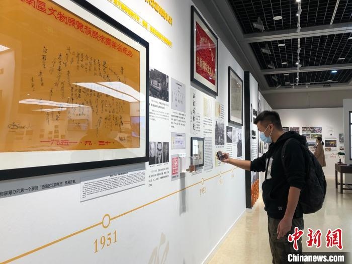 圖為市民參觀特展“我們：和博物館一起走過的日子”?！＄婌?攝