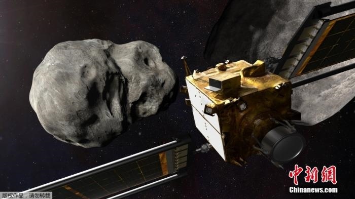 當(dāng)?shù)貢r間11月4日，法新社公布了兩張來自美國宇航局的太空效果圖，畫面顯示一艘宇宙飛船從小行星后面進行撞擊。據(jù)悉，美國宇航局計劃讓一艘以每小時24000公里的速度飛行的宇宙飛船撞上一顆小行星以進行“行星防御”測試，雖然地球尚且沒有面臨如此緊迫的危險。