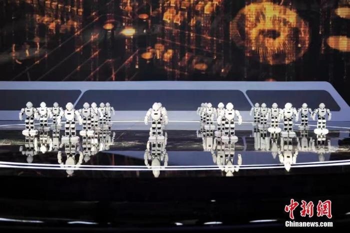 資料圖：2020年11月1日，科幻 科技創(chuàng)新主題論壇在北京舉行。圖為優(yōu)必選機(jī)器人科幻秀。<a target='_blank' href='/'>中新社</a>記者 田雨昊 攝