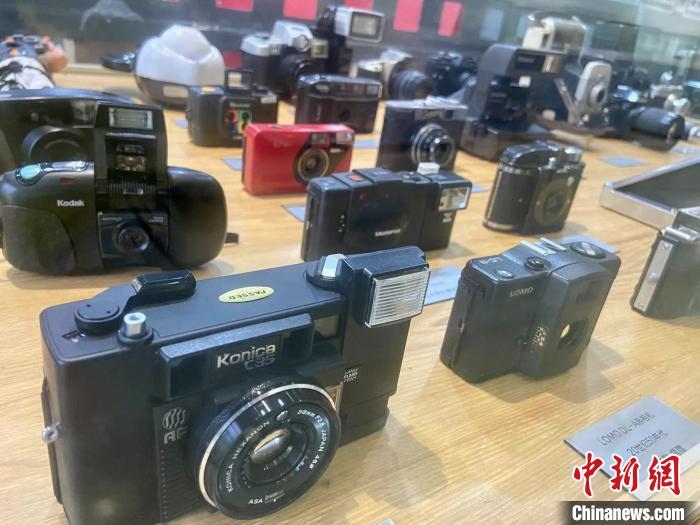 中國麗水?dāng)z影博物館內(nèi)收藏的老式相機 項菁 攝