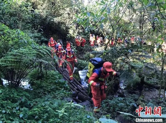 圖為搜救隊員在搜尋失聯(lián)人員。普洱市消防救援支隊供圖