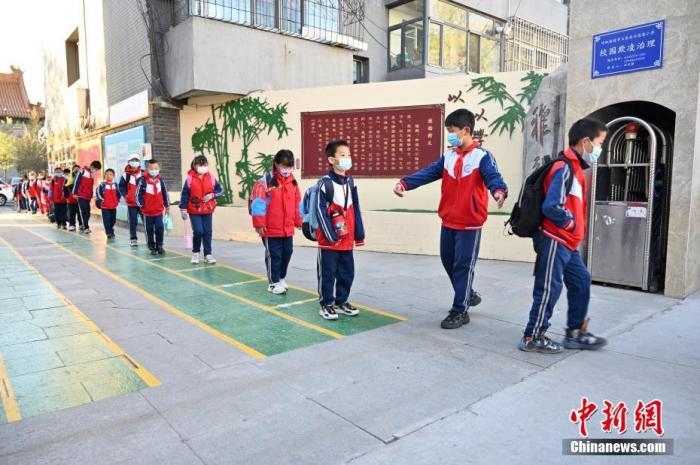 10月，呼和浩特市一所小學(xué)內(nèi)，學(xué)生間隔入校。 <a target='_blank' href='/'>中新社</a>記者 劉文華 攝