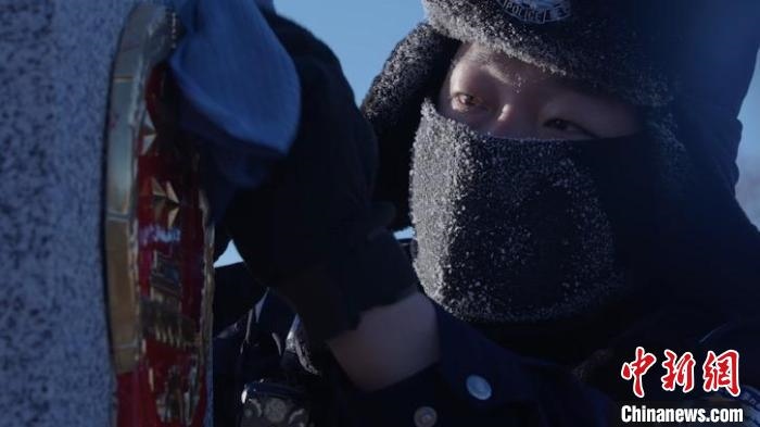 圖為恩和哈達(dá)邊境派出所的9名民警踏雪巡邊。　劉維明 攝