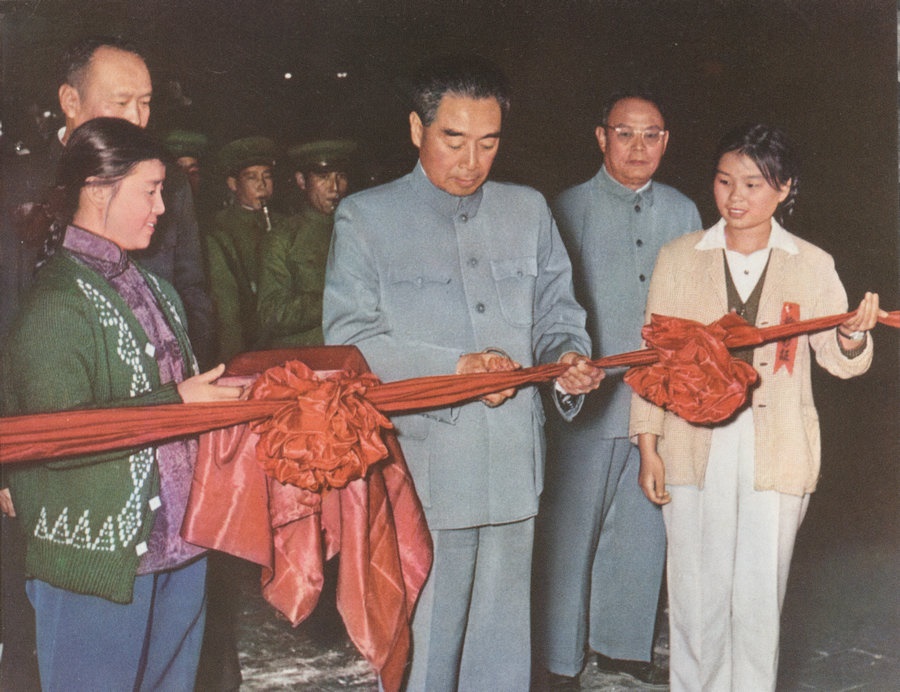 1959年10月15日，周恩來總理親自為包鋼一號高爐出鐵剪彩。.jpg