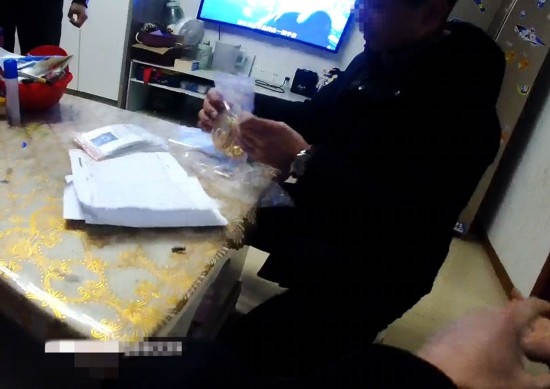 失主對照清單清點黃金等貴重物品。資陽市公安供圖