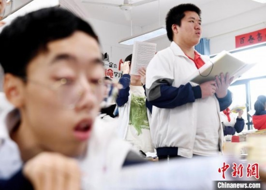 朱金祥(右)和鐘華強(左)正在加緊復習迎接高考。 卓忠偉 攝