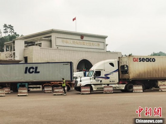 近日，位于中越邊境廣西憑祥市的友誼關口岸車水馬龍，裝載著東盟水果的跨境車輛來往不斷。黃艷梅 攝