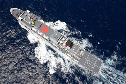 航行在大洋上的中國海軍“和平方舟”號醫(yī)院船。新華社記者 琚振華 攝