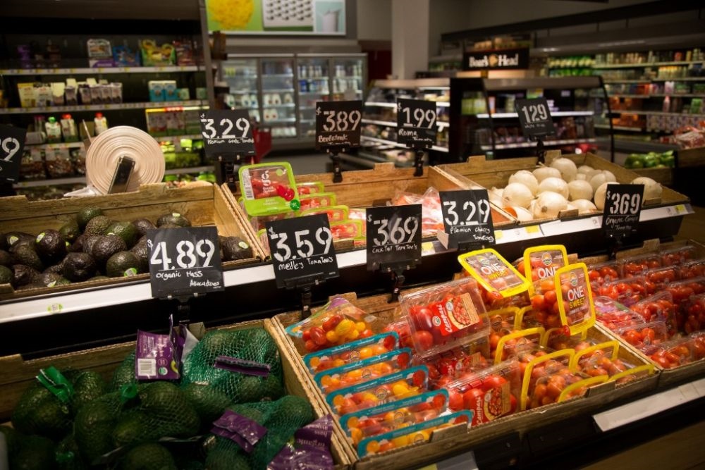 這是2月14日在美國紐約市布魯克林一家食品雜貨店拍攝的商品價簽。新華社發(fā)（郭克攝）