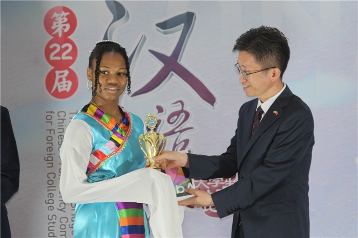 黃瑞參贊為獲獎(jiǎng)選手頒發(fā)二等獎(jiǎng)。圭亞那大學(xué)孔子學(xué)院供圖