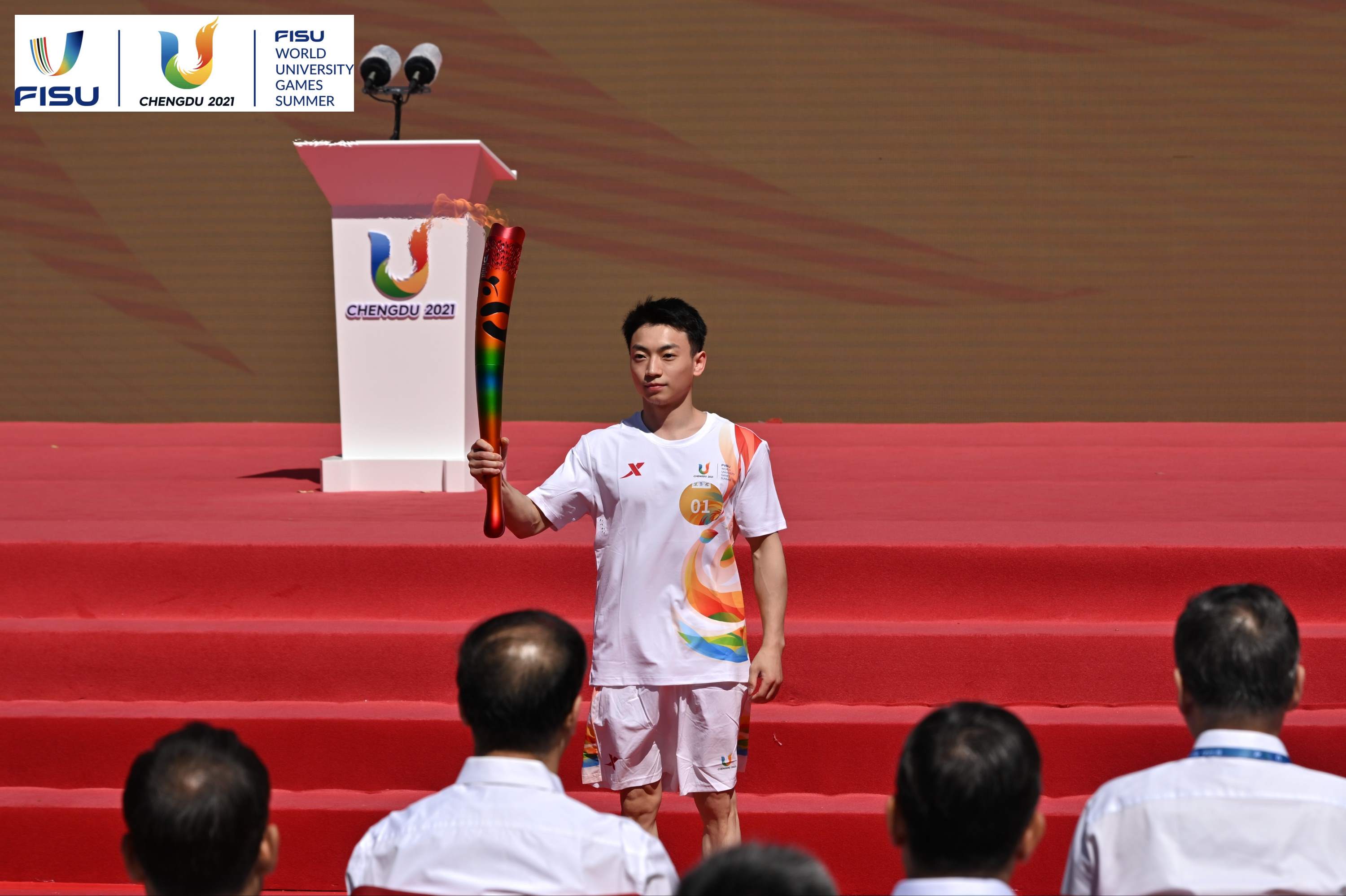 成都大運(yùn)會火炬手、奧運(yùn)冠軍鄒敬園高舉火炬。 圖片來源：成都大運(yùn)會執(zhí)委會供圖