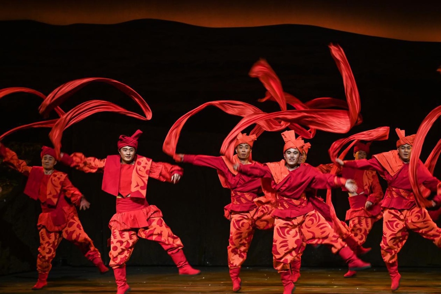 在首屆中國(guó)非物質(zhì)文化遺產(chǎn)保護(hù)年會(huì)展演活動(dòng)上拍攝的陜北秧歌劇《米脂婆姨綏德漢》演出現(xiàn)場(chǎng)。新華社記者 鄒競(jìng)一 攝