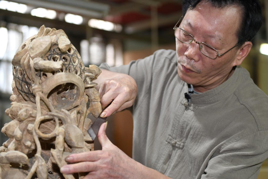 國(guó)家級(jí)非遺項(xiàng)目潮州木雕省級(jí)傳承人金子松在雕刻中。新華社記者 盧漢欣 攝