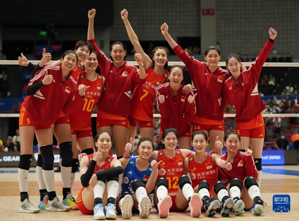 6月3日，中國(guó)隊(duì)球員在比賽后慶祝勝利。當(dāng)日，在日本名古屋舉行的2023世界女排聯(lián)賽分站賽中，中國(guó)隊(duì)以3比1戰(zhàn)勝荷蘭隊(duì)。新華社記者 張笑宇 攝