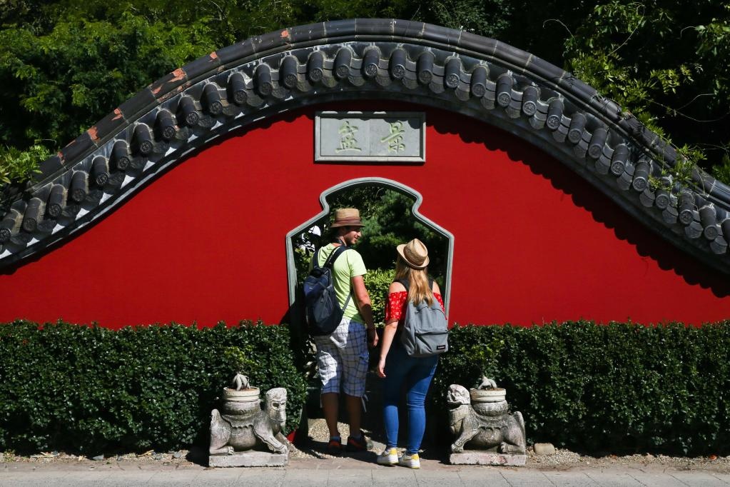 在比利時(shí)布呂熱萊特市，游客參觀天堂動(dòng)物園的中國(guó)園。