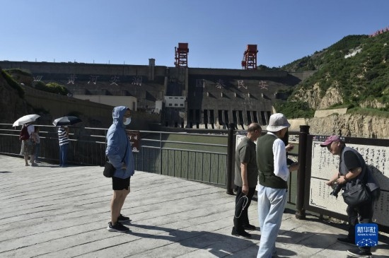 6月23日，游人在黃河三門峽大壩風(fēng)景區(qū)內(nèi)游覽。