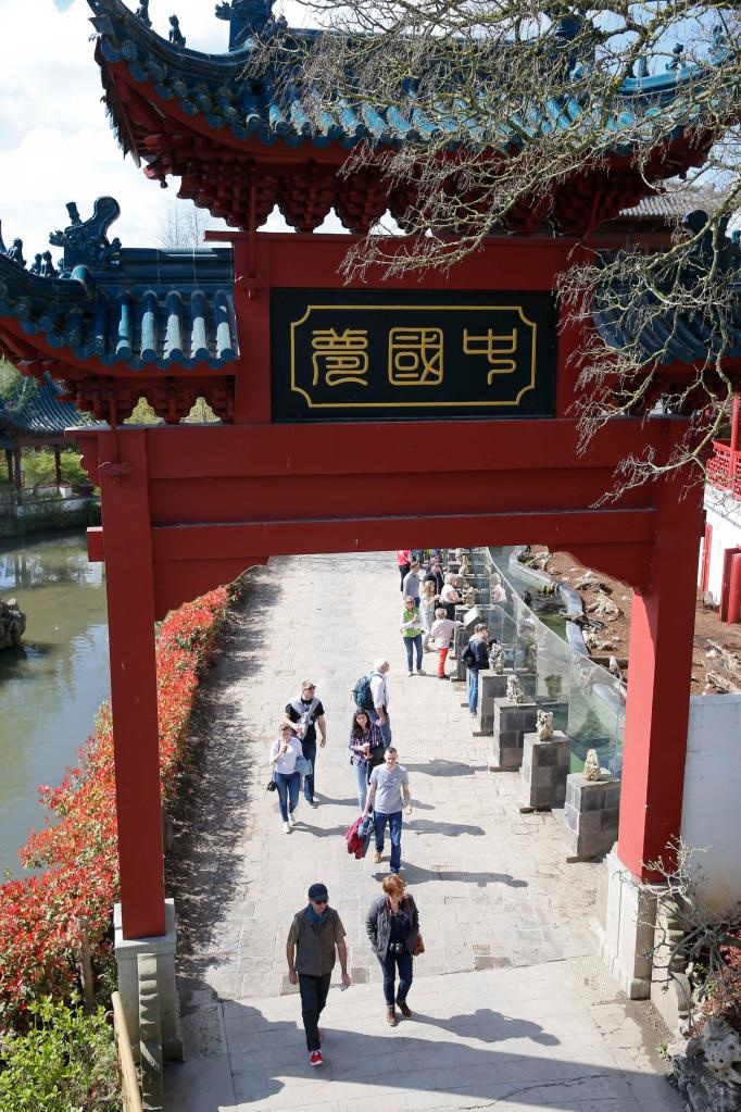 在比利時(shí)天堂動(dòng)物園的中國(guó)園，游客從牌樓下走過。