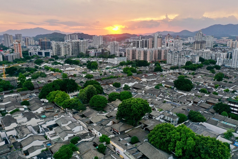 2021年7月10日，夕陽映照下的福州三坊七巷文化歷史街區(qū)。