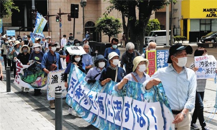 6月20日，日本民眾在福島縣政府周圍舉行抗議活動(dòng)，強(qiáng)烈反對(duì)核污水排海計(jì)劃。（圖片來(lái)源：《東京新聞》）