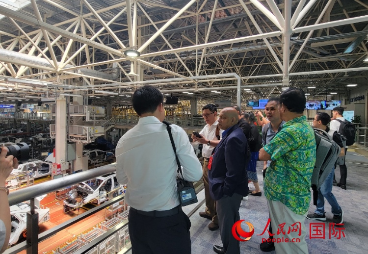 外媒記者在廣汽埃安車間參觀。人民網(wǎng) 寧玉瑛攝