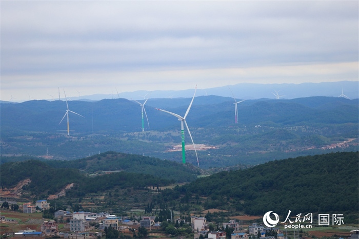 圖為位于云南省曲靖市富源縣的富源西風(fēng)電基地。（人民網(wǎng) 李發(fā)興攝）