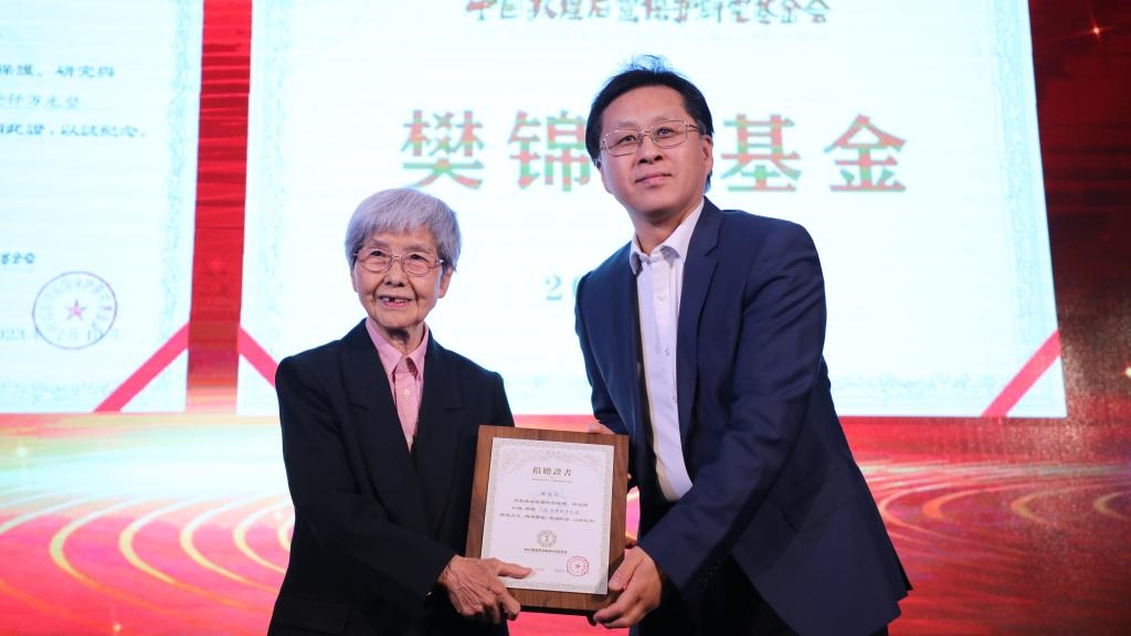 國(guó)家文物局黨組成員、副局長(zhǎng)解冰（右）為樊錦詩(shī)（左）頒發(fā)捐贈(zèng)證書。新華社記者張睿 攝
