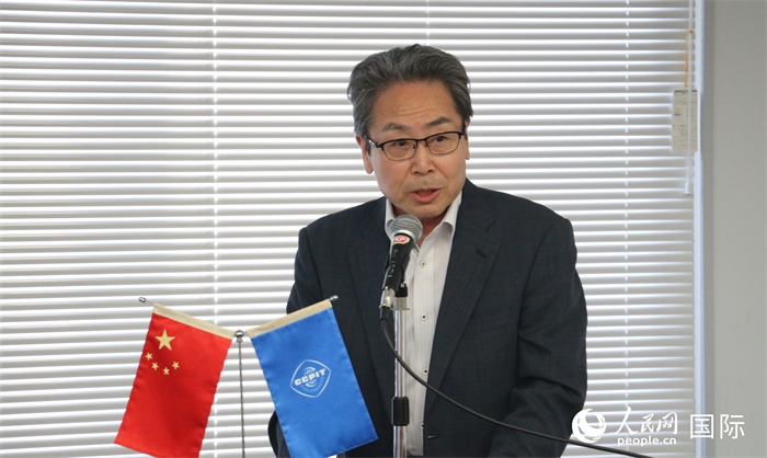 日本國貿(mào)促專務(wù)理事安田真人在日本路演會場發(fā)表致辭。人民網(wǎng) 許可攝