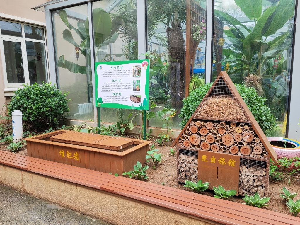 7月14日，大連市甘井子區(qū)實驗小學(xué)“識嫣園”里的堆肥箱。新華社記者張博群攝
