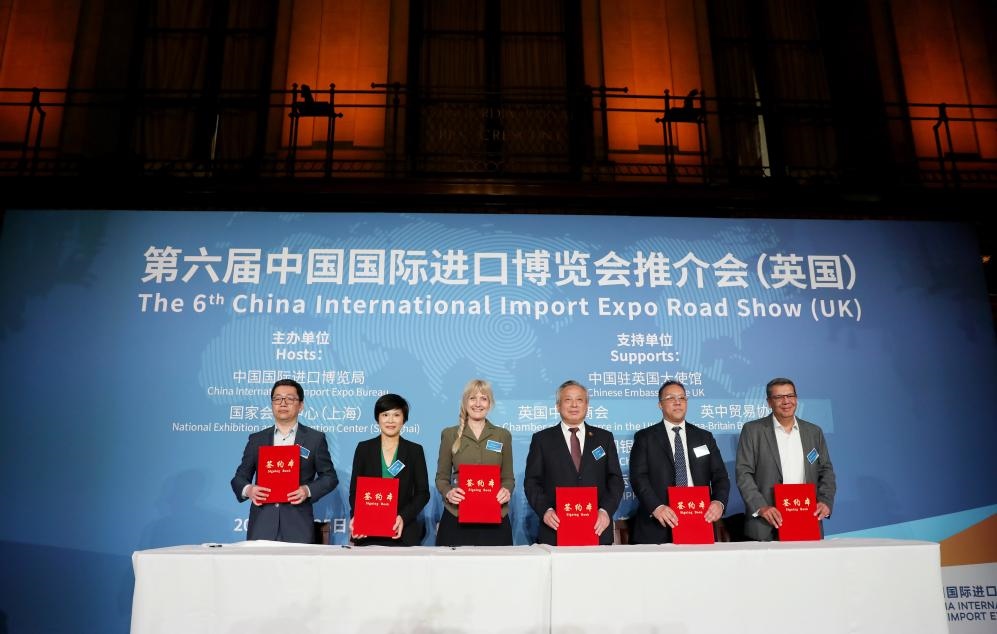 5月25日，在英國倫敦，英中貿(mào)易協(xié)會、匯豐銀行等組織和企業(yè)代表與中國國際進口博覽局簽署合作意向書或參展合同后合影。