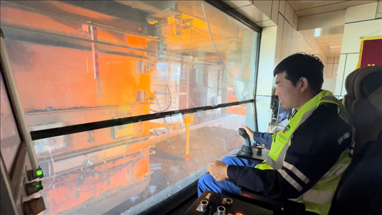 國(guó)家電投內(nèi)蒙古公司南露天煤礦裝車站司機(jī)石繼立的操縱下，一次性60噸的煤炭穩(wěn)穩(wěn)裝入車廂。人民網(wǎng) 金洪花攝