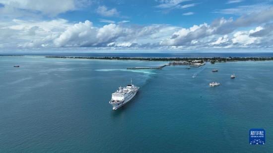 7月22日，中國海軍“和平方舟”號(hào)醫(yī)院船結(jié)束基里巴斯訪問，駛離塔拉瓦港。新華社發(fā)（桂江波 攝）
