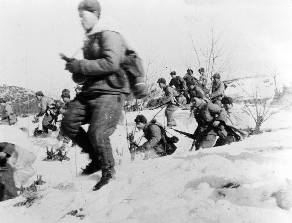 △中國(guó)人民志愿軍戰(zhàn)士向美軍進(jìn)攻的情形（1951年攝）。