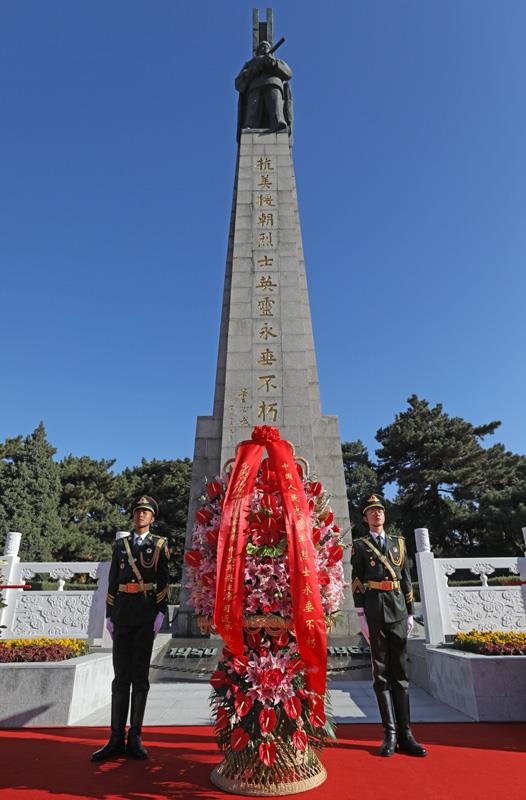 △2020年10月23日紀(jì)念中國(guó)人民志愿軍抗美援朝出國(guó)作戰(zhàn)70周年大會(huì)召開(kāi)前，以習(xí)近平總書(shū)記名義敬獻(xiàn)花籃儀式在遼寧沈陽(yáng)抗美援朝烈士陵園、丹東抗美援朝紀(jì)念塔等地隆重舉行。圖為在遼寧沈陽(yáng)抗美援朝烈士陵園舉行的敬獻(xiàn)花籃儀式。