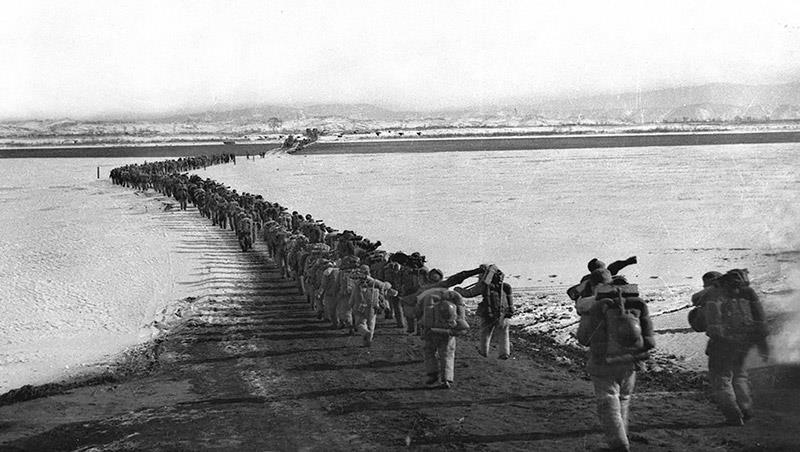 △1950年10月，抗美援朝志愿軍隊(duì)伍雄赳赳、氣昂昂跨過(guò)鴨綠江。