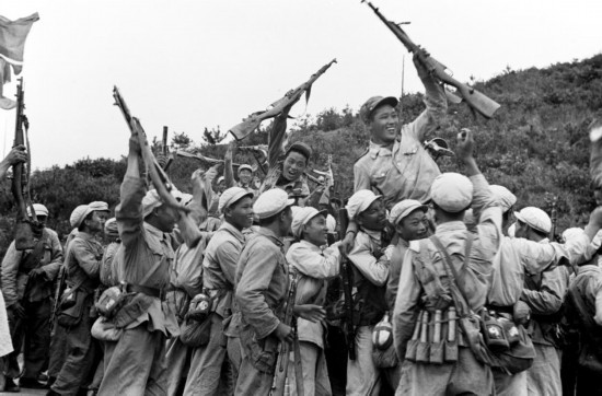  這是中國(guó)人民志愿軍和朝鮮人民軍一起歡慶戰(zhàn)斗勝利。新華社發(fā)（資料照片）