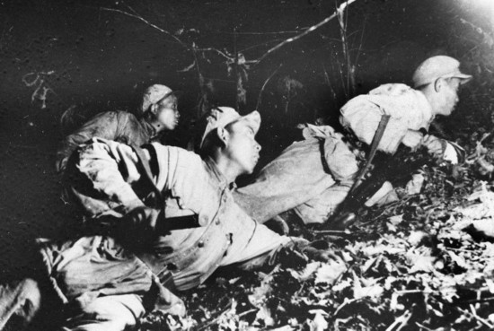 在1952年秋季的上甘嶺戰(zhàn)役中，堅(jiān)守在坑道里的戰(zhàn)士準(zhǔn)備夜間出擊。新華社發(fā)（資料照片）