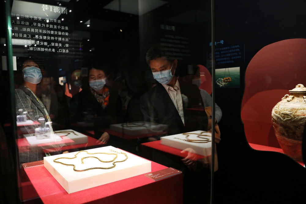 參觀者在上海臨港新城的中國航海博物館航海文物展上的“南海一號”出水的宋代金項(xiàng)飾展柜前駐足觀看（2020年12月28日攝）。新華社記者 方喆 攝