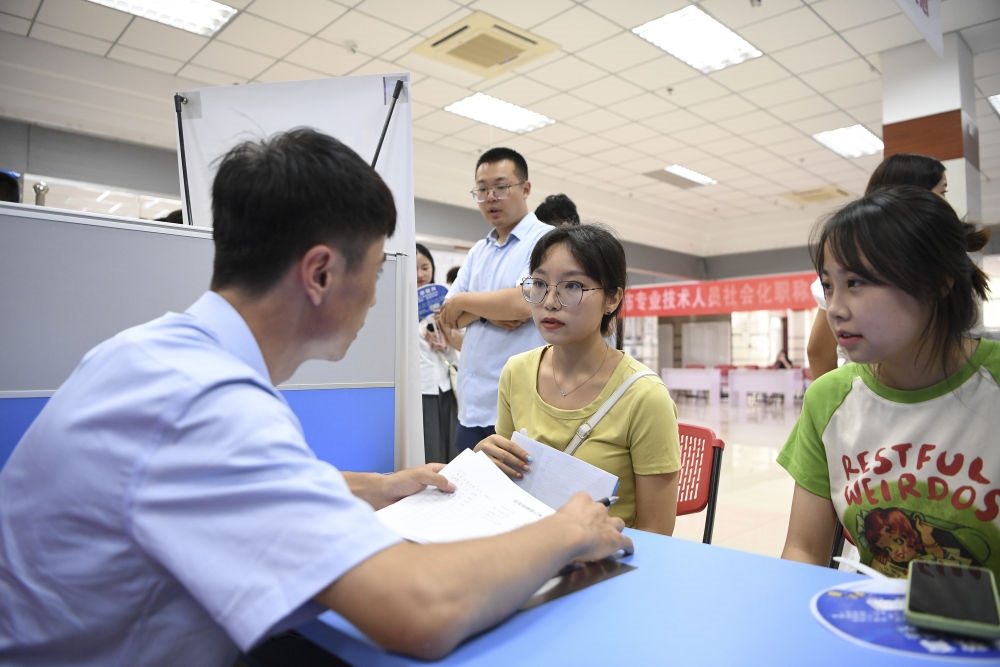 2023年7月29日，“揚(yáng)就業(yè)之帆，啟夢想之旅”2023年寧夏（銀川）離校未就業(yè)高校畢業(yè)生招聘會在寧夏（銀川）人力資源服務(wù)產(chǎn)業(yè)園舉行。求職者（右）在招聘會現(xiàn)場與用人單位交流。新華社記者 馮開華 攝