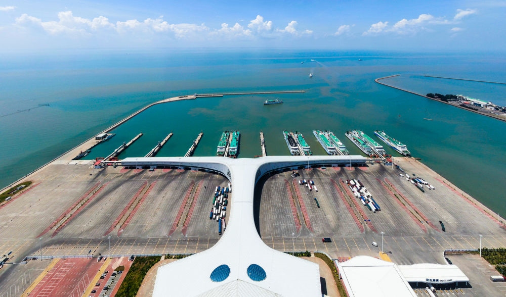 廣東省湛江市徐聞港風(fēng)光（2023年5月26日攝，無人機(jī)照片）。徐聞港是瓊州海峽北岸最主要的客貨運(yùn)輸港口，是連接粵港澳大灣區(qū)與海南自由貿(mào)易港的重要港口。新華社記者 鄧華 攝