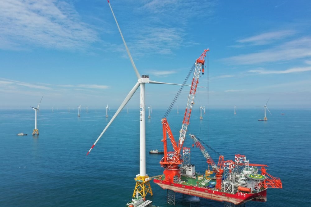 2023年6月28日拍攝的全球首臺16兆瓦海上風(fēng)電機(jī)組吊裝現(xiàn)場（無人機(jī)照片）。新華社記者 林善傳 攝