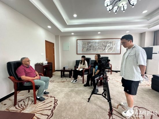 記者在成都紡織高等專科學(xué)校進行采訪。人民網(wǎng)記者 王波攝