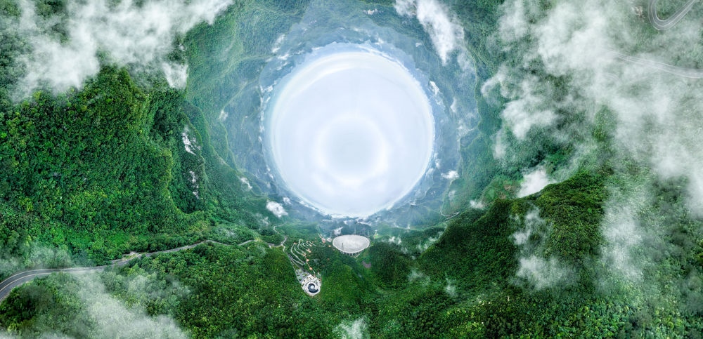 6月22日拍攝的“中國天眼”全景（維護(hù)保養(yǎng)期間拍攝，無人機(jī)全景拼接照片）。新華社記者 歐東衢 攝
