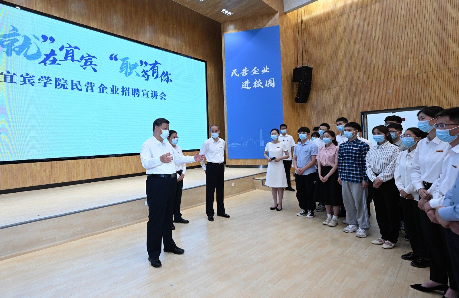 2022年6月8日，習近平總書記在四川考察。這是8日下午，總書記在宜賓學院考察時，向正在參加企業(yè)招聘宣講會的教師、學生、企業(yè)負責人了解企業(yè)招工需求和畢業(yè)生簽約率等情況。