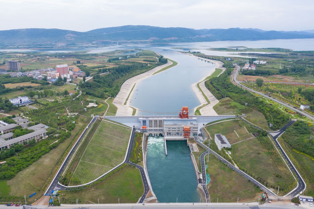 這是2021年5月20日在河南省南陽市淅川縣拍攝的南水北調(diào)中線工程陶岔渠首（無人機(jī)照片）。新華社記者 才揚(yáng) 攝
