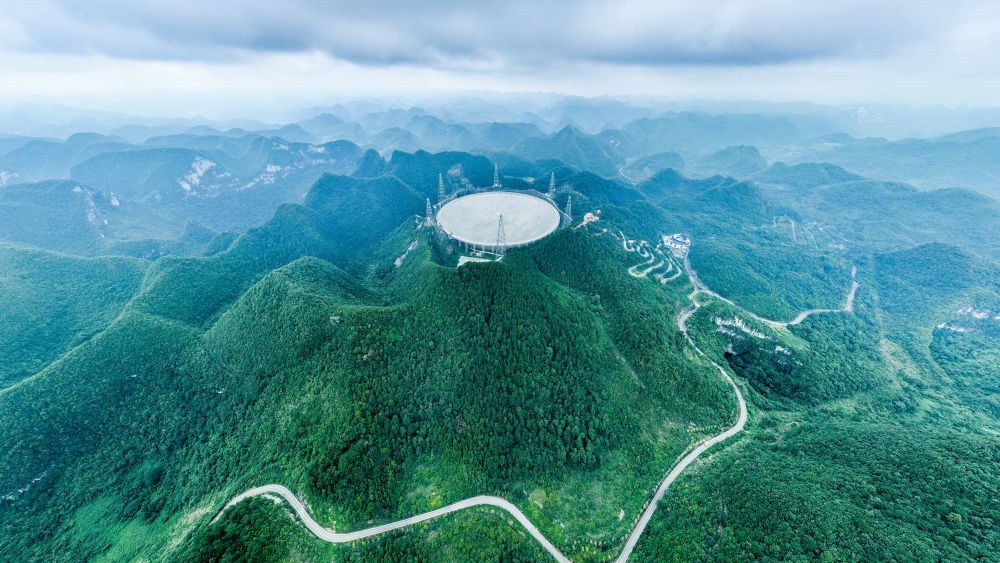 7月26日拍攝的“中國天眼”全景（維護(hù)保養(yǎng)期間拍攝）。新華社記者 歐東衢 攝