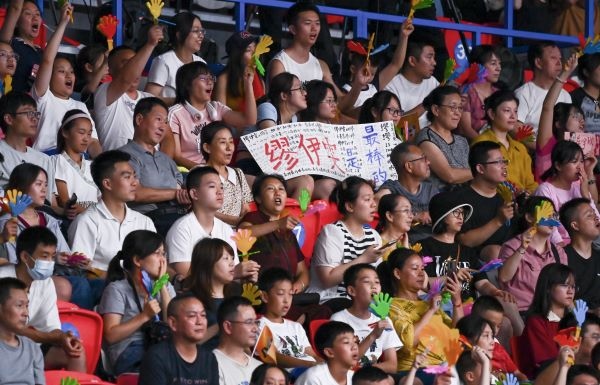 7月31日，觀眾在比賽中為中國隊吶喊助威。當(dāng)日，在成都舉行的第31屆世界大學(xué)生運動會排球女子預(yù)賽B組比賽中，中國隊以3:0戰(zhàn)勝阿根廷隊。新華社記者 陳澤國 攝