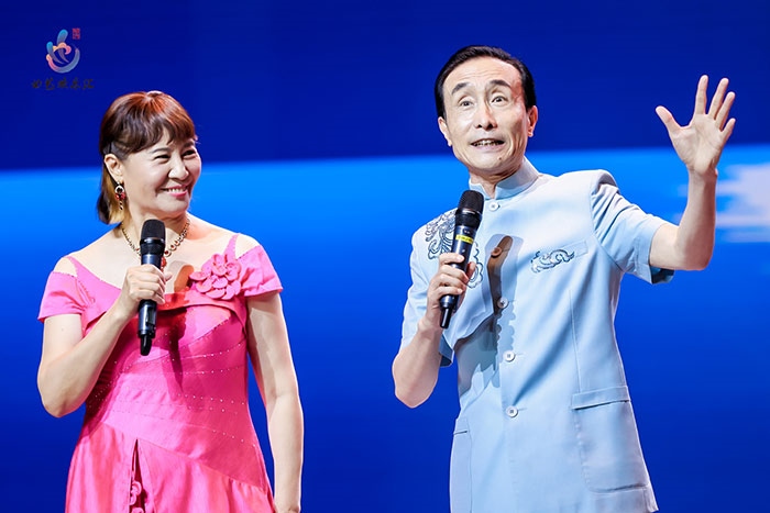 小品表演藝術(shù)家鞏漢林、金珠在演出現(xiàn)場(chǎng)。主辦方供圖